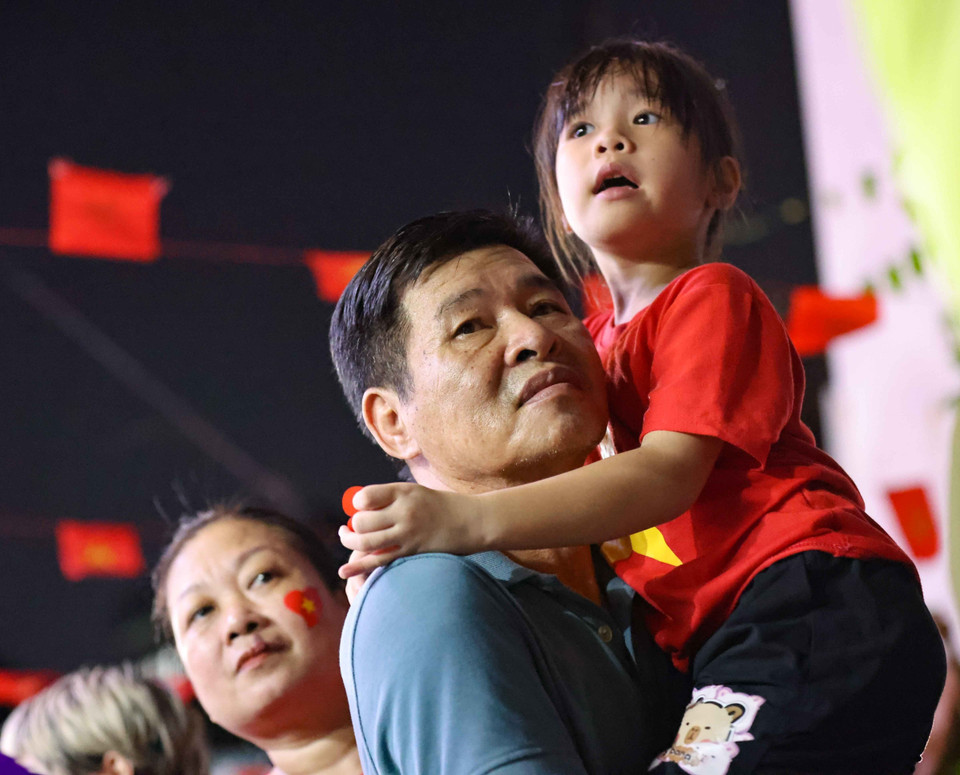 民众翘首期盼阅兵与游行方阵行进于河内街头。图自越通社。