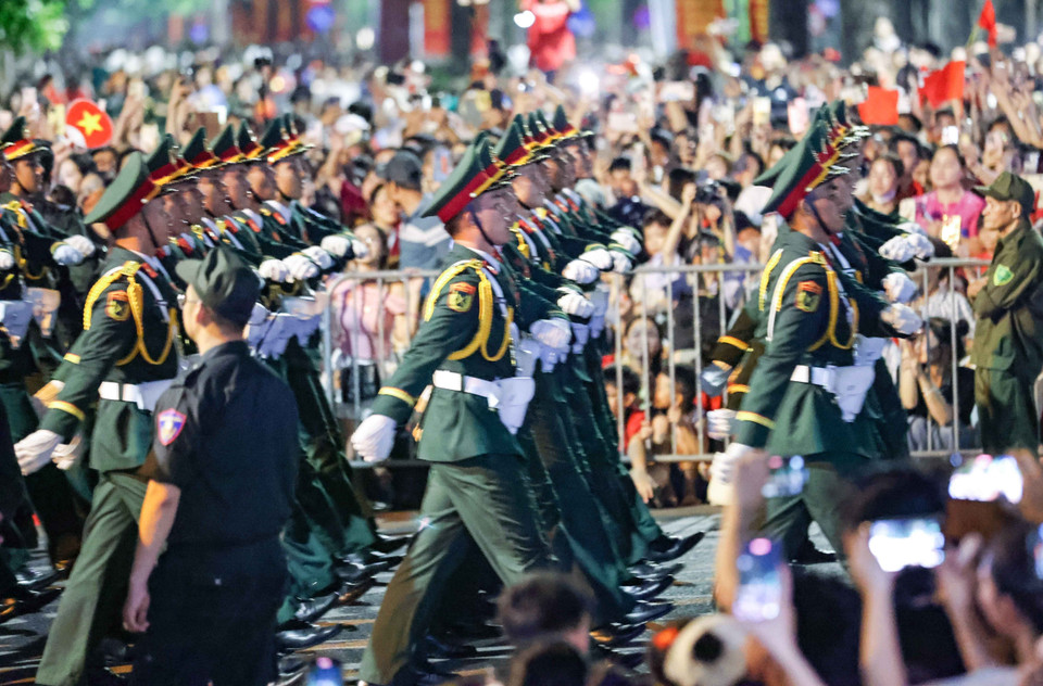 各阅兵和游行方阵在首次综合演练中行进于河内街头。图自 越通社