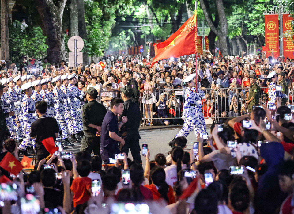 民众翘首期盼阅兵与游行方阵行进于河内街头。图自越通社。