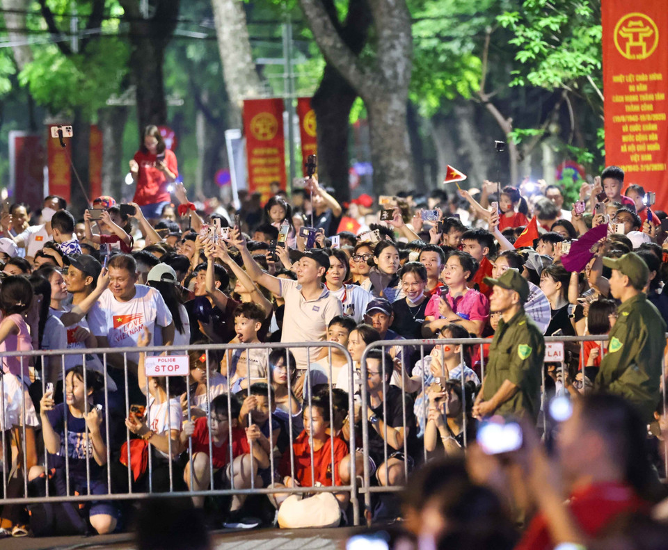 民众翘首期盼阅兵与游行方阵行进于河内街头。图自越通社。