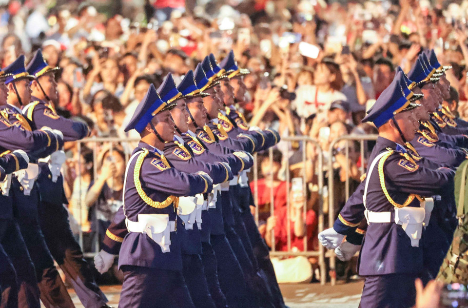 各阅兵和游行方阵在首次综合演练中行进于河内街头。图自 越通社