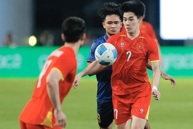 两队球员在比赛中的拼抢瞬间。图自 越通社