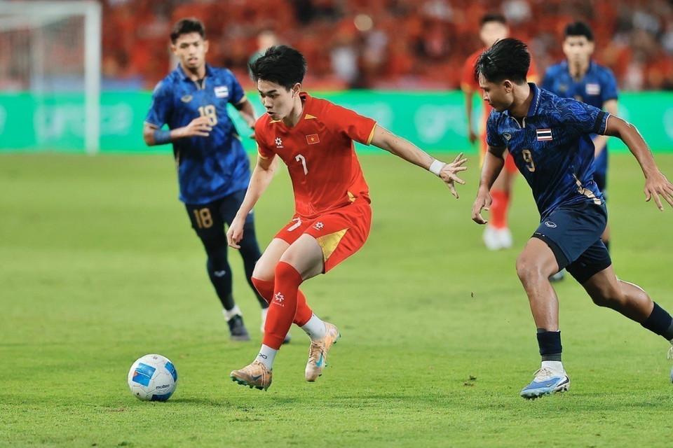 两队球员在比赛中的拼抢瞬间。图自 越通社