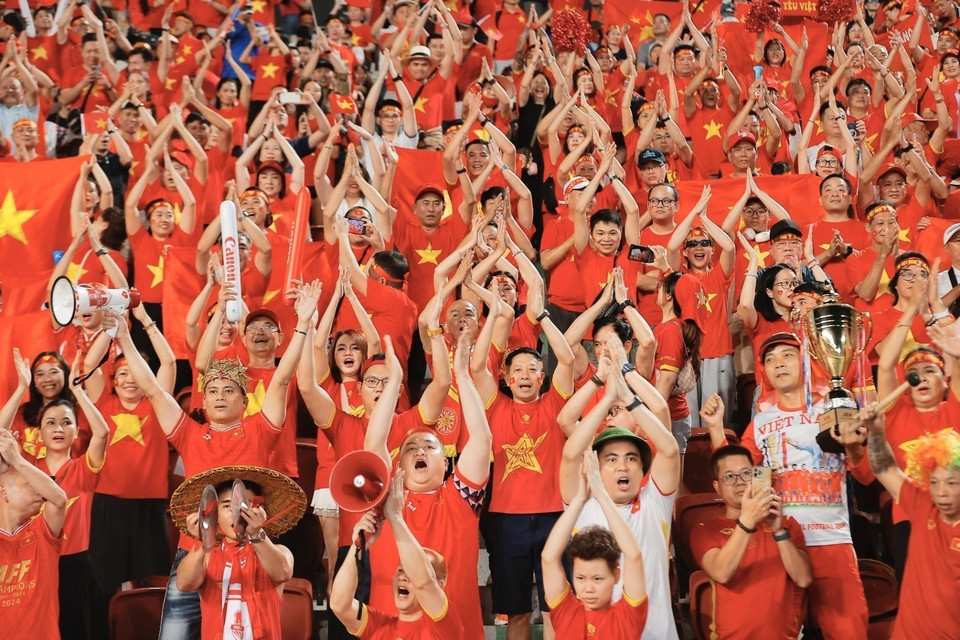 球迷到场为越南队加油助威。图自 越通社