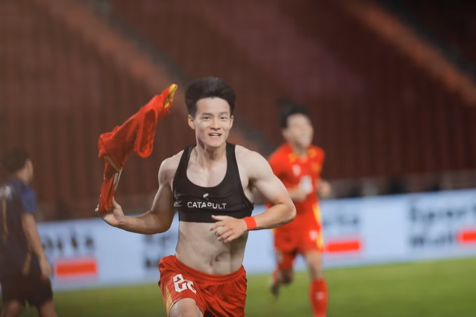 越南U22队球员清闲庆祝球队攻入第三粒进球。图自 越通社