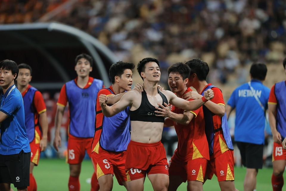 越南U22队球员庆祝攻入泰国U22队的第三粒进球。图自 越通社