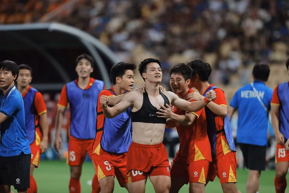 越南U22队球员庆祝攻入泰国U22队的第三粒进球。图自 越通社