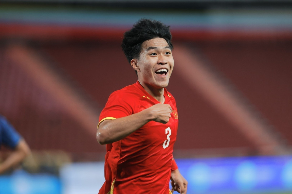 越南U22队球员庆祝球队攻入第二粒进球。图自 越通社