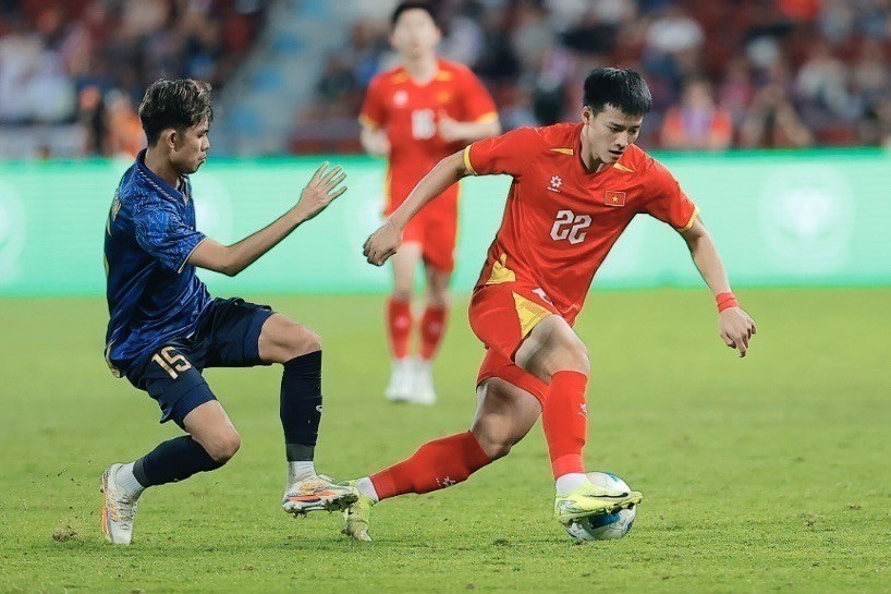 两队球员在比赛中的拼抢瞬间。图自 越通社