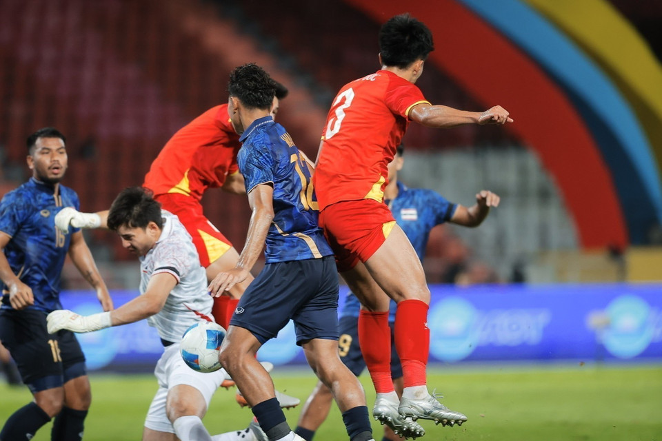 两队球员在比赛中的拼抢瞬间。图自 越通社
