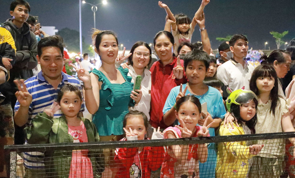 当天下午至傍晚，数千名同奈省民众已提前到场，等候这场精彩表演的开始。图自 越通社