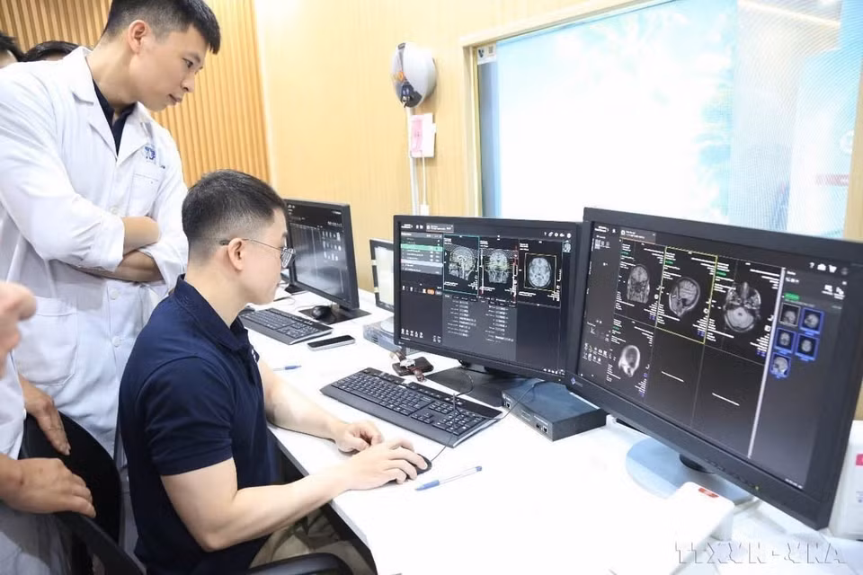 富寿省综合医院正式投入使用3.0特斯拉核磁共振系统，这一先进的非侵入性医学影像技术被视为当前最安全、最精准的诊断工具之一。该系统的引入将有助于富寿省及越北中部和山区各省的居民早期发现重大疾病，提升当地医疗服务水平。图片由越通社转发