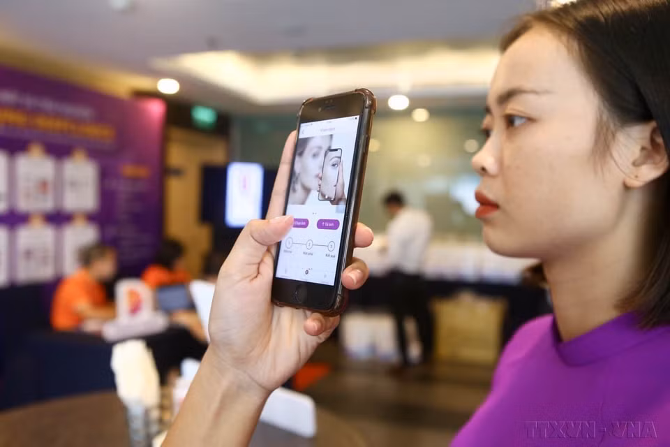 为率先推动人工智能在医疗领域的应用，2019年10月15日，FPT Software公司在河内同法国图卢兹大学人工智能专家及越南皮肤科和创伤领域的资深医生，共同推出越南首个基于人工智能的皮肤病诊断应用——DeepClinics。图自 越通社