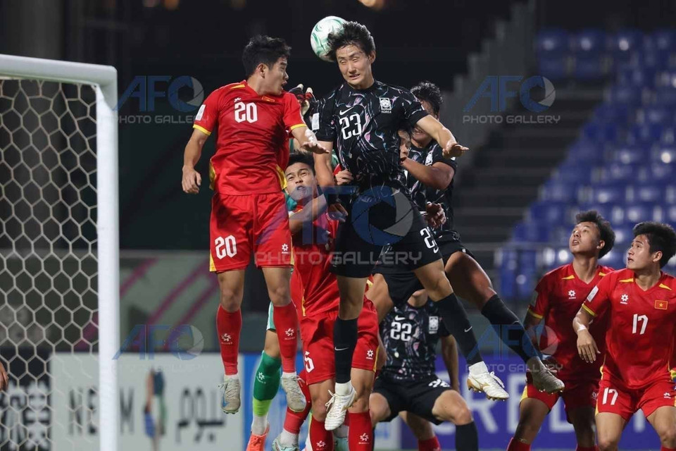 越南U23球员庆祝国越打入首粒进球。图自 越通社