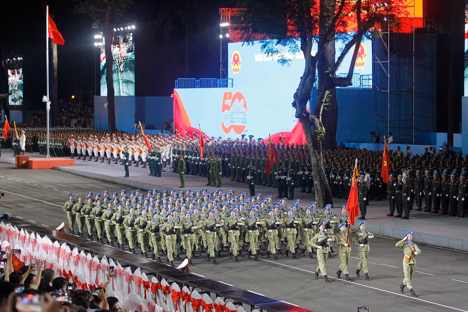 越南人民军各方队参加纪念南方解放、国家统一50周年庆典的阅兵和游行预演。图自 越通社