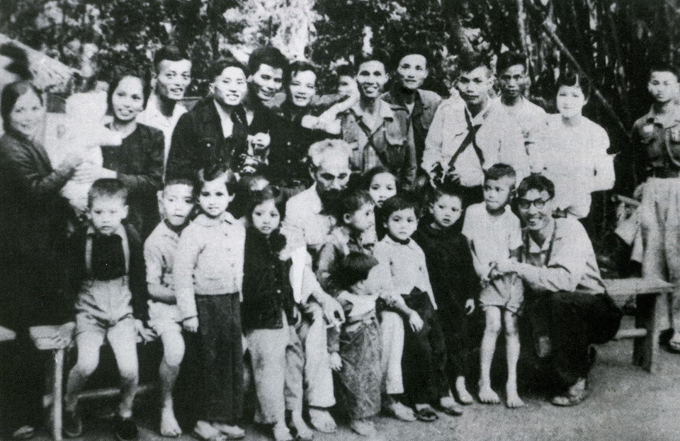 1952年,胡志明主席视察位于宣光省山阳县的越南通讯社分社机构,并嘱咐干部和记者‘新闻越快,抗战胜利越快’。照片中,胡志明主席与越南通讯社干部家庭合影留念。图自 越通社