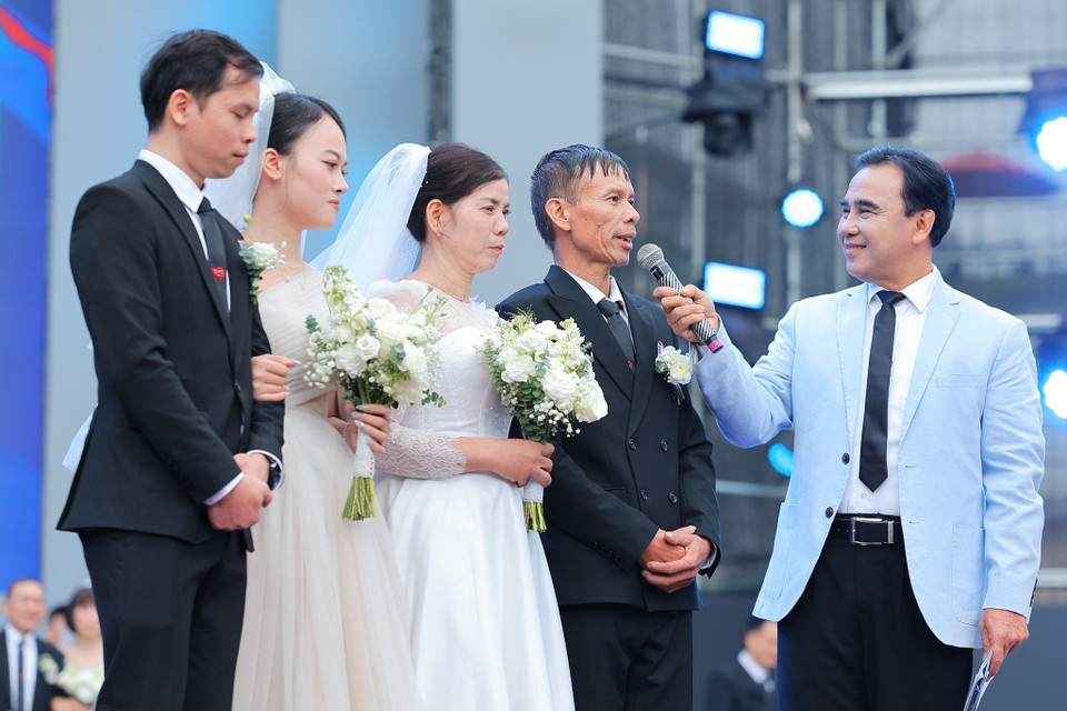 80对新人共同参与集体婚礼活动。图自 越通社