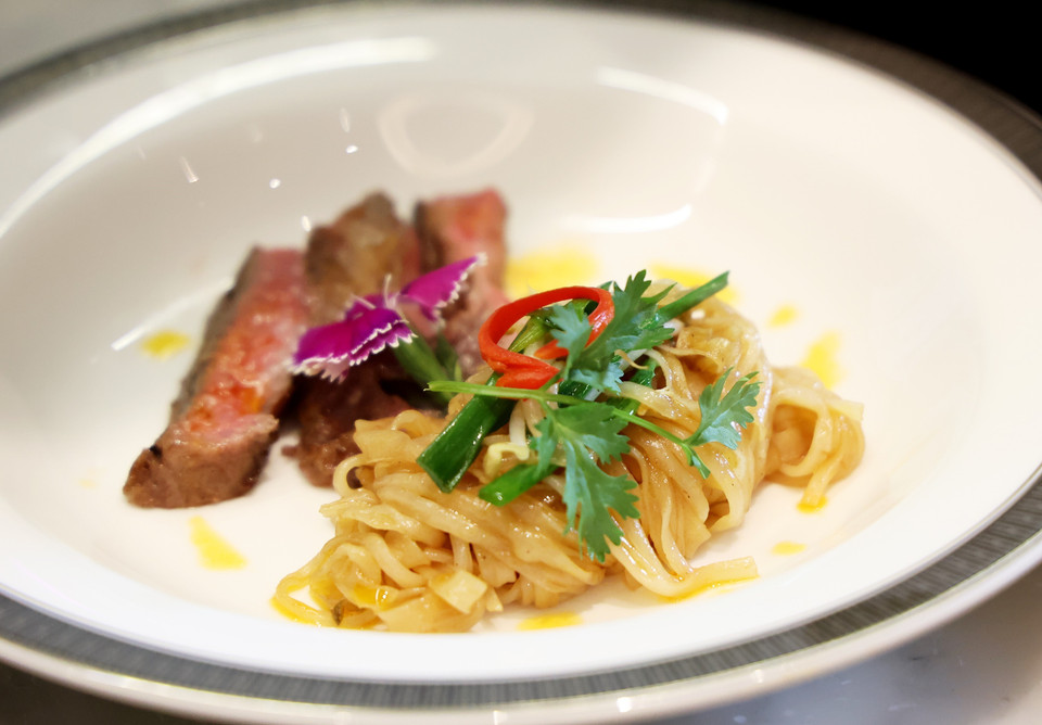 炒河粉采用秘制酱汁调味，口感筋道软嫩，搭配顶级萨摩和牛西冷，风味独特。图自 越通社