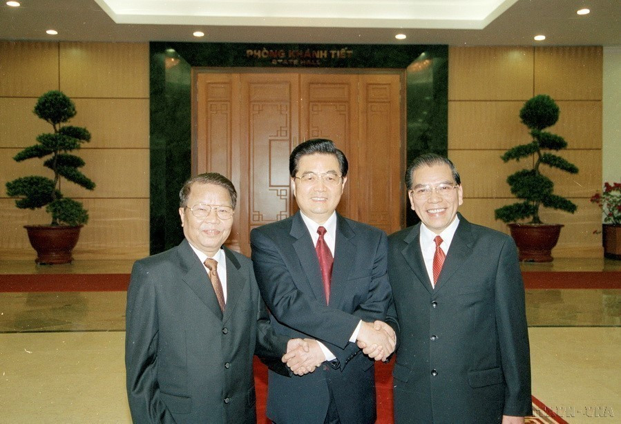 2005年,越中双方就两国关系提出了“好邻居、好朋友、好同志、好伙伴” 四好”精神。图为:越共中央总书记农德孟、国家主席陈德良同正在访问越南的中共中央总书记、国家主席胡锦涛合影(河内,2005年10月31日)。图自 越通社