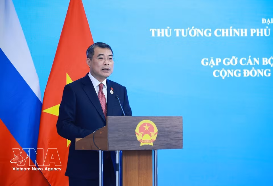 越南政府总理黎明兴在会见越南驻俄罗斯各代表机构干部、工作人员及旅俄越南人社群代表时发表讲话。图自 越通社
