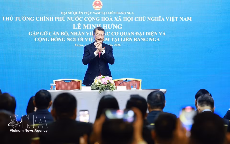 越南政府总理黎明兴在会见越南驻俄罗斯各代表机构干部、工作人员及旅俄越南人社群代表时发表讲话。图自 越通社