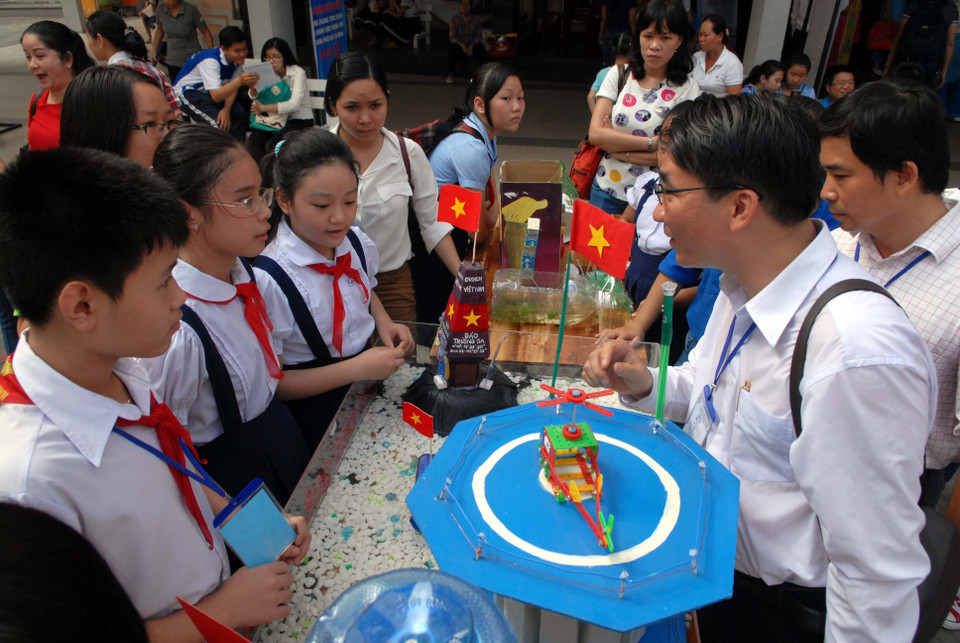 2015年第十届胡志明市青少年创新大赛，评审委员会正在对参赛作品进行评分。图自 越通社