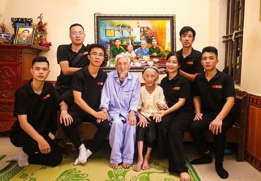 “Skyline复原影像组”向越南英雄母亲阮氏艾赠送了一幅特别复原照片,画面再现她与两位英勇牺牲的儿子共进团圆饭的温馨时刻。图自 越通社