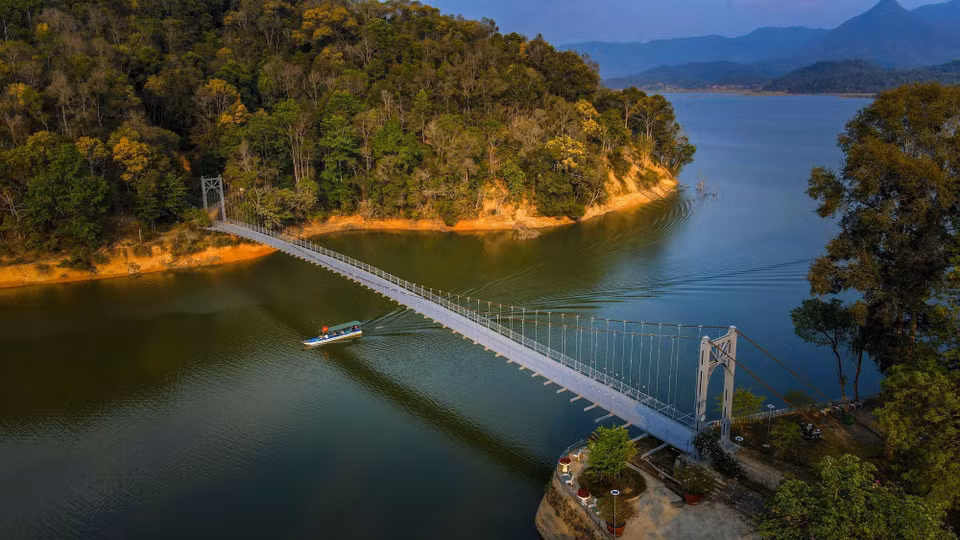 巴空湖上游船穿梭，载着游客悠然畅游湖面，欣赏两岸青山倒映、水天一色的迷人景色。图自越通社