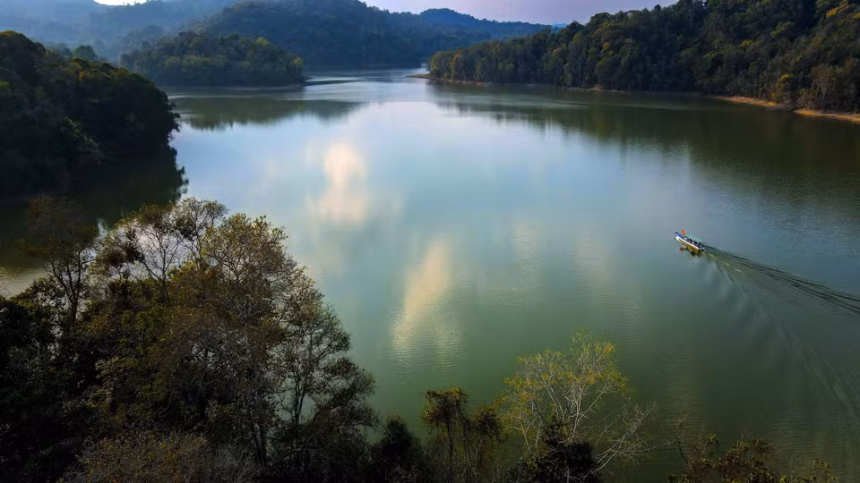游客可乘船畅游巴空湖，全方位欣赏湖区壮丽的自然风光，感受湖光山色的宁静与魅力。图自 越通社