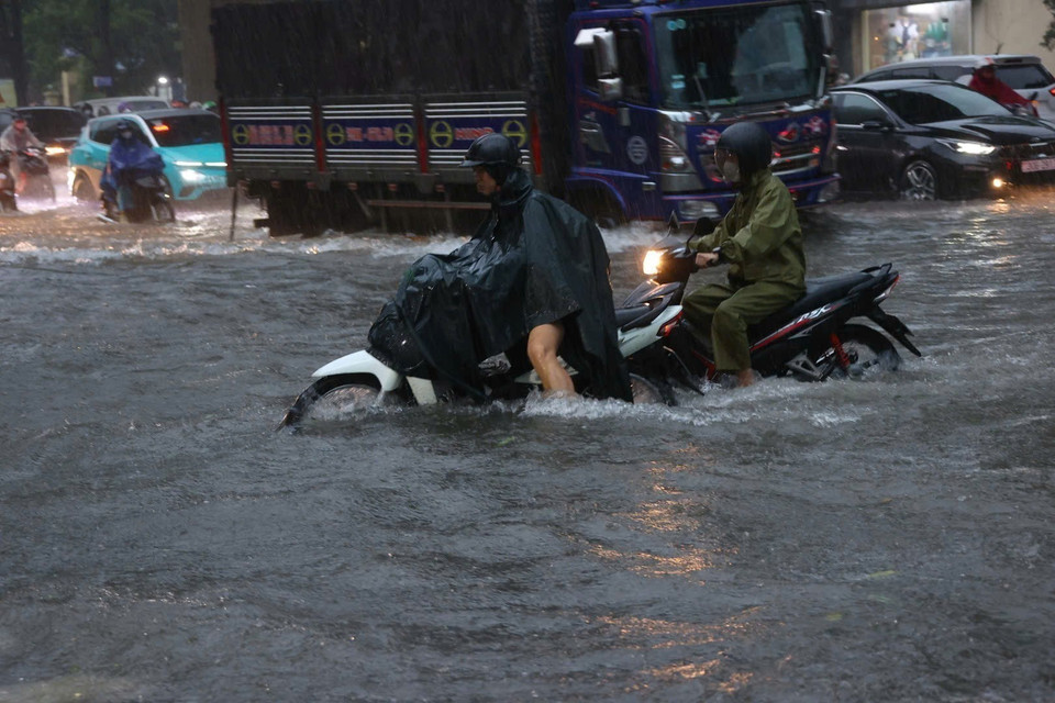10月7日早晨，32号国道多处路段受淹。（图：越通社）