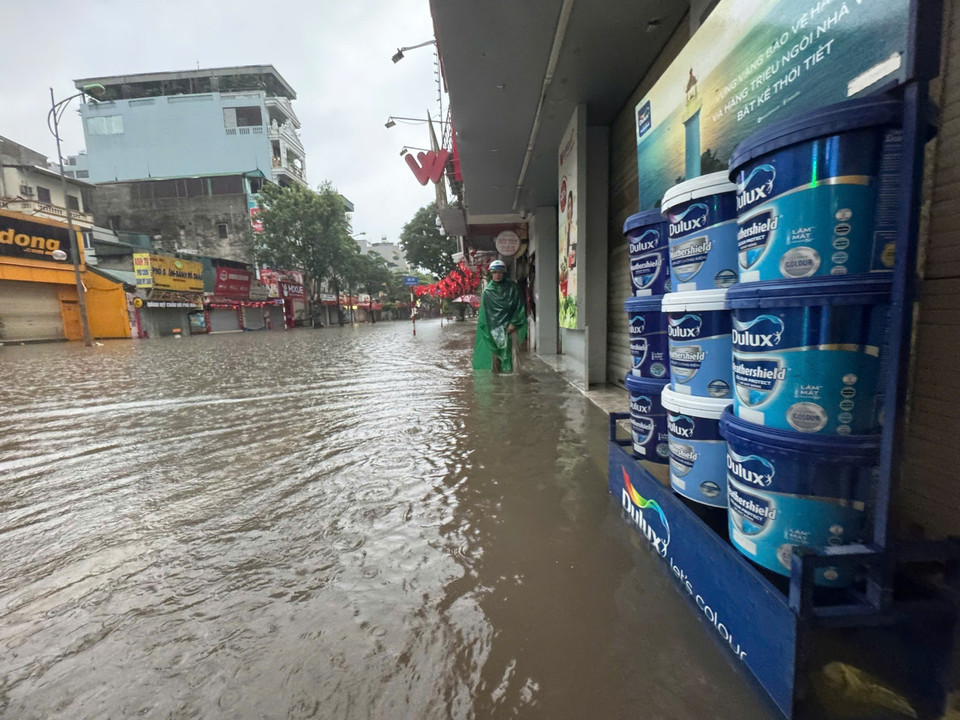 连夜暴雨致玉林街段严重积水。图自 越通社