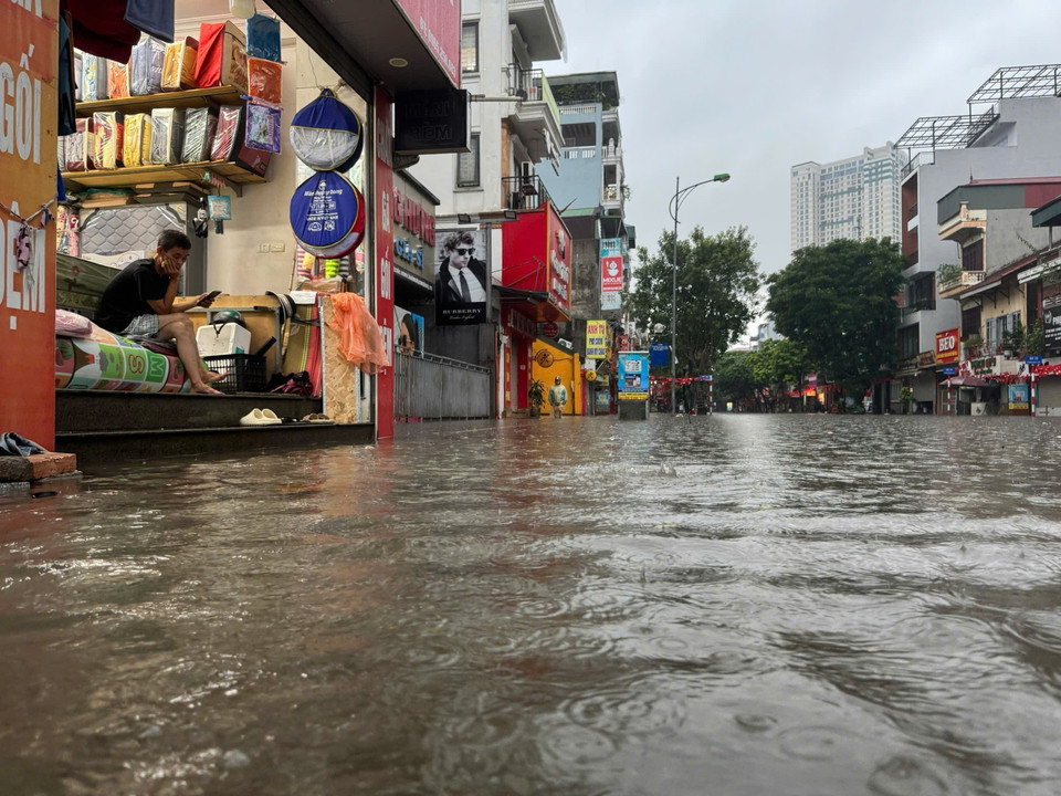 连夜暴雨致玉林街段严重积水。图自 越通社