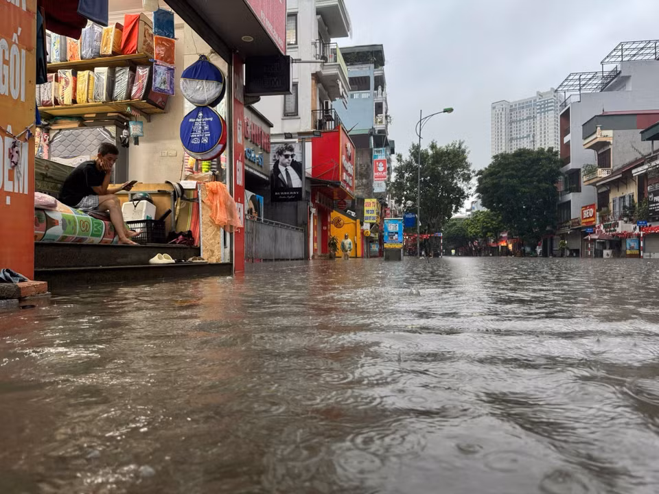 连夜暴雨致玉林街段严重积水。图自 越通社