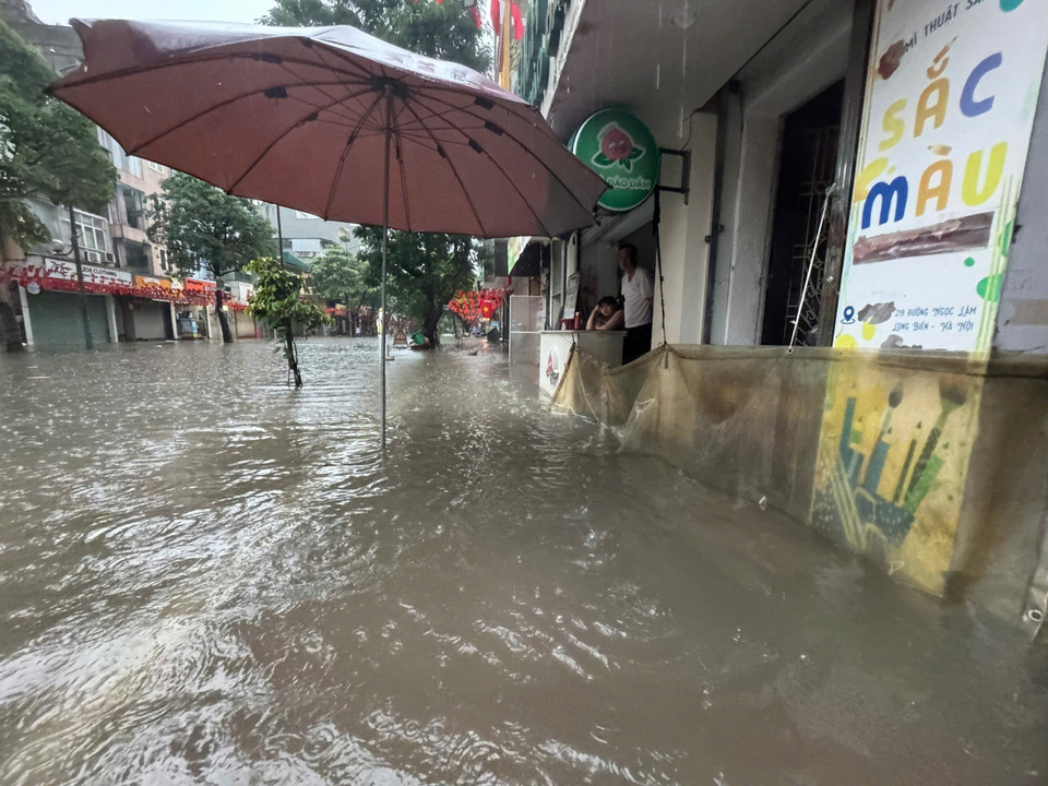 连夜暴雨致玉林街段严重积水。图自 越通社