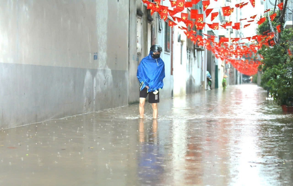 连夜暴雨致越兴街段严重积水。图自 越通社