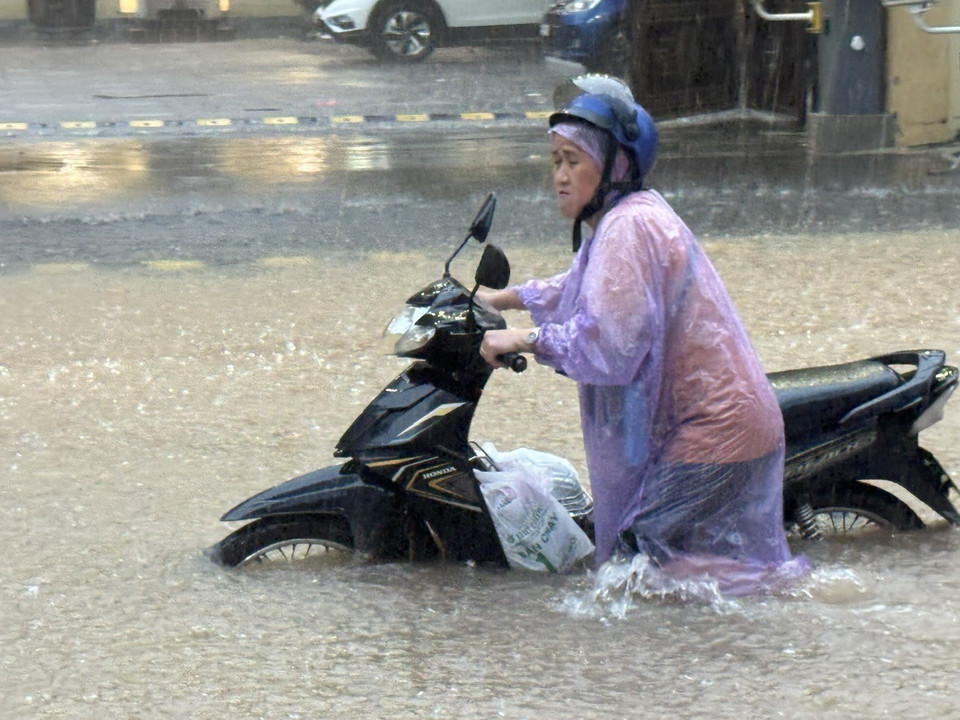 在阮遵街，积水深度已达约40厘米，给居民出行带来严重不便。图自 越通社