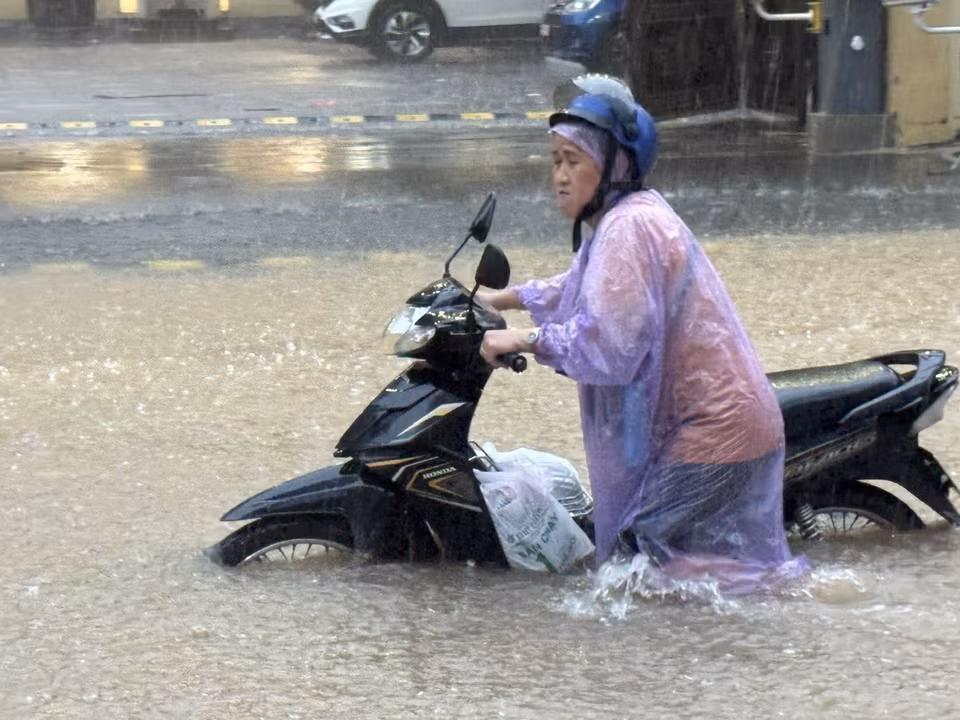 在阮遵街，积水深度已达约40厘米，给居民出行带来严重不便。图自 越通社