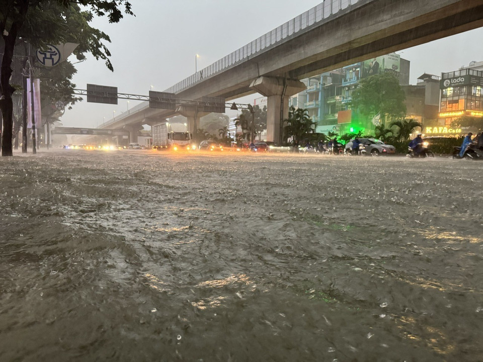 河内阮廌街社会科学与人文大学附近路段出现严重积水。图自 越通社
