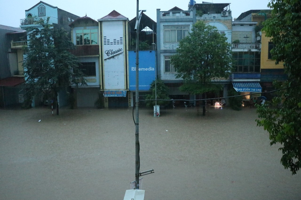 强降雨引发太原省潘廷逢坊严重内涝。图自 越通社