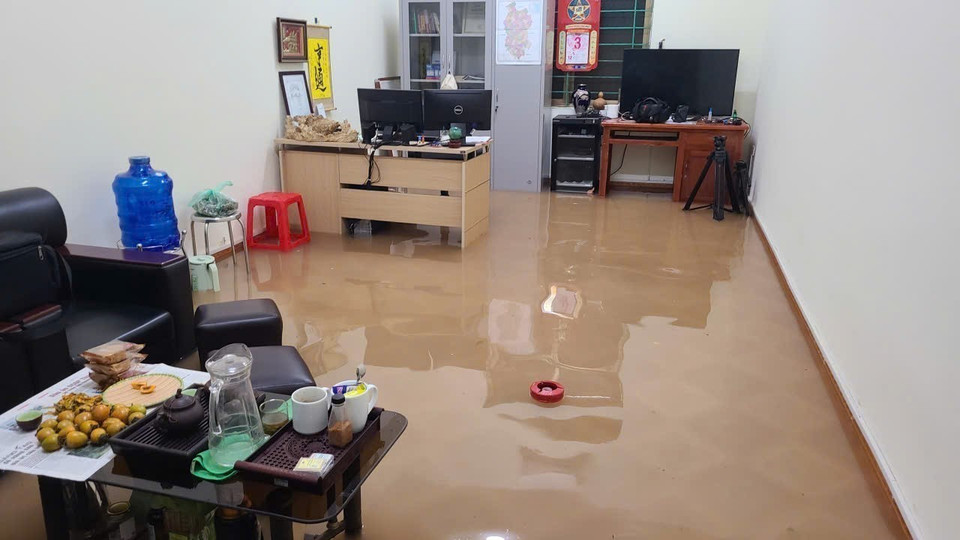 洪水倒灌，淹入位于太原省潘廷逢坊的越南通讯社常驻机构办公楼。图自 越通社