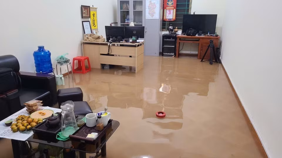 洪水倒灌，淹入位于太原省潘廷逢坊的越南通讯社常驻机构办公楼。图自 越通社