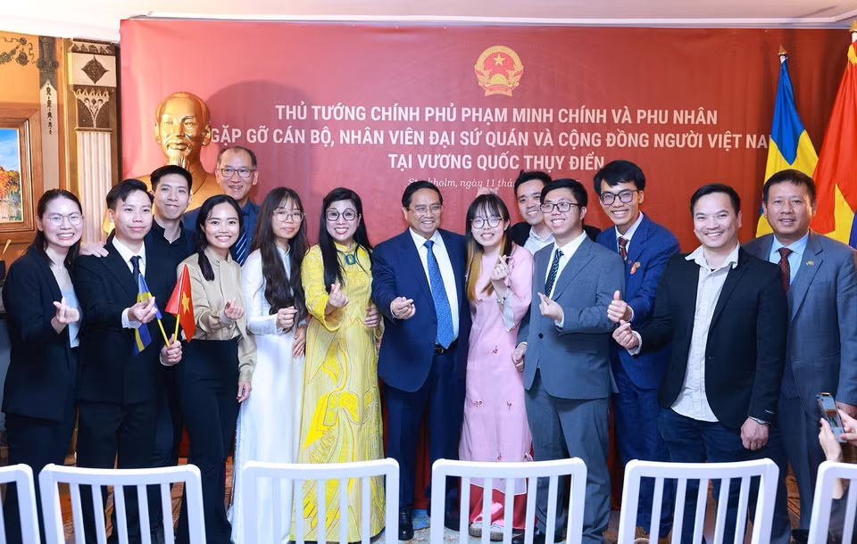 范明政总理与旅居瑞典越南人社群合影留念。图自 越通社