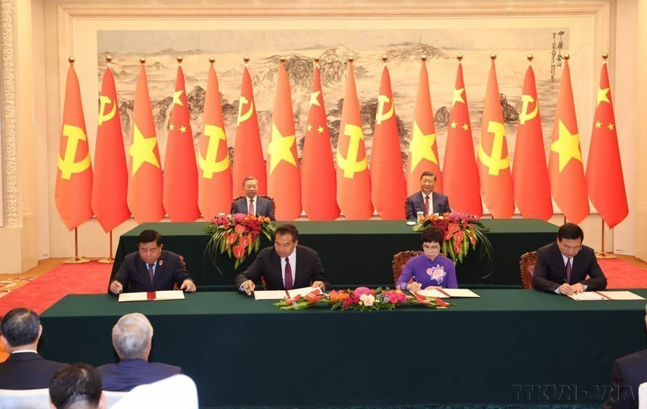 越共中央总书记、国家主席苏林与中共中央总书记、国家主席习近平共同见证了越通社与新华社(右侧)合作协议,越南计划与投资部与中国国家国际发展合作署(左侧)关于社会民生领域合作谅解备忘录(2024年8月19日)的签字仪式。图自 越通社