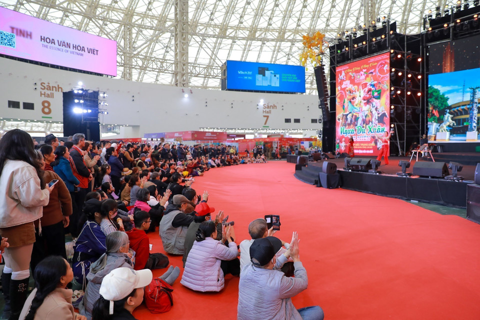 文艺演出吸引了众多市民和游客关注。图自 越通社