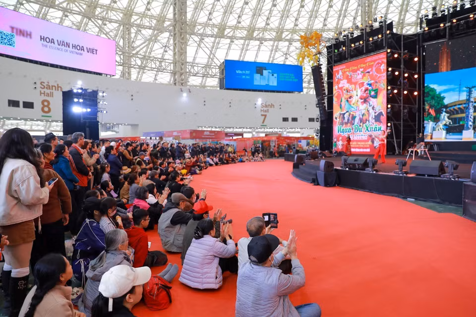 文艺演出吸引了众多市民和游客关注。图自 越通社