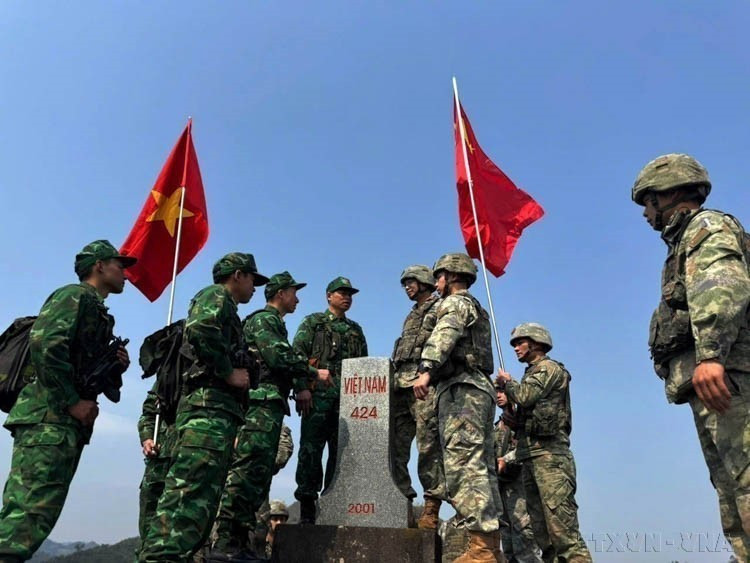 河江省边防指挥部龙鼓边防检查站与中国云南省富宁县地区边防部队联合开展越中边境联合巡逻活动。图自 越通社
