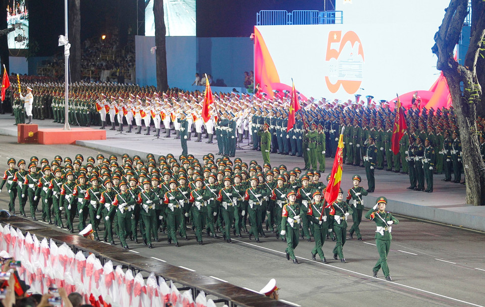 越南人民军各方队参加纪念南方解放、国家统一50周年庆典的阅兵和游行预演。图自 越通社