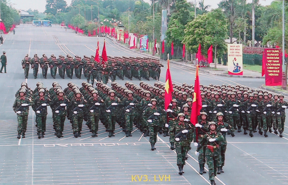 越南人民军第二军区方阵参加合练。图自 越通社