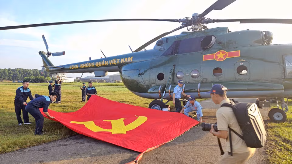 米-171直升机悬挂国旗，准备进行编队飞行训练。图源 越通社转发