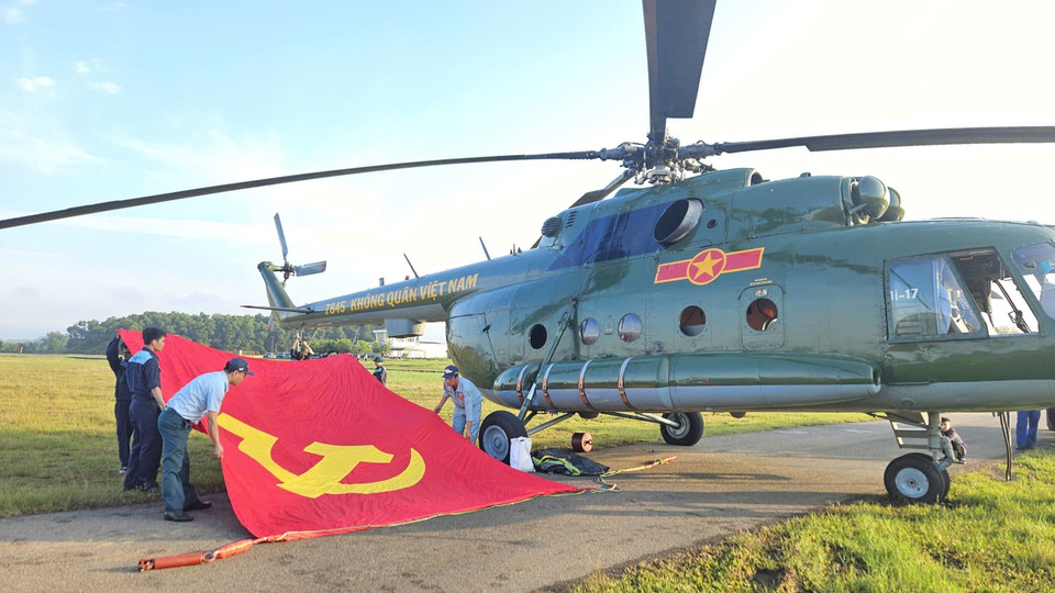 米-171直升机悬挂国旗，准备进行编队飞行训练。图源 越通社转发